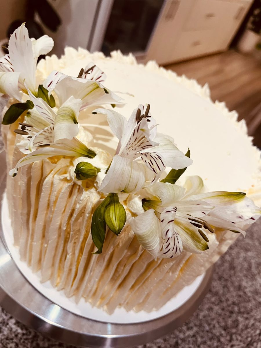 Torta decorada con flores