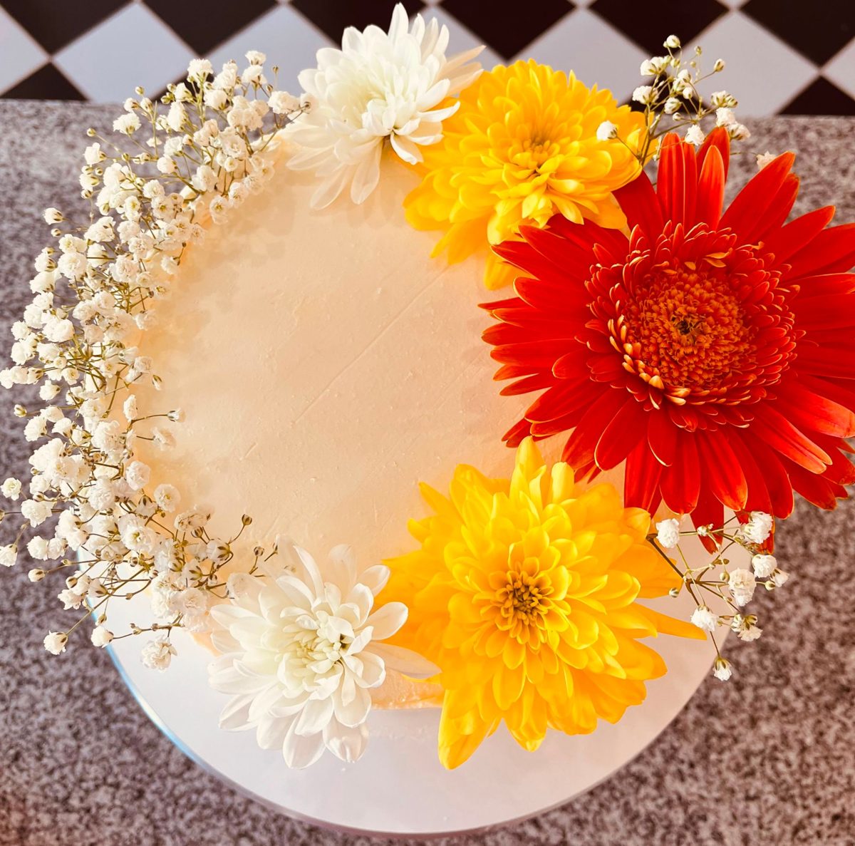 Torta decorada con flores