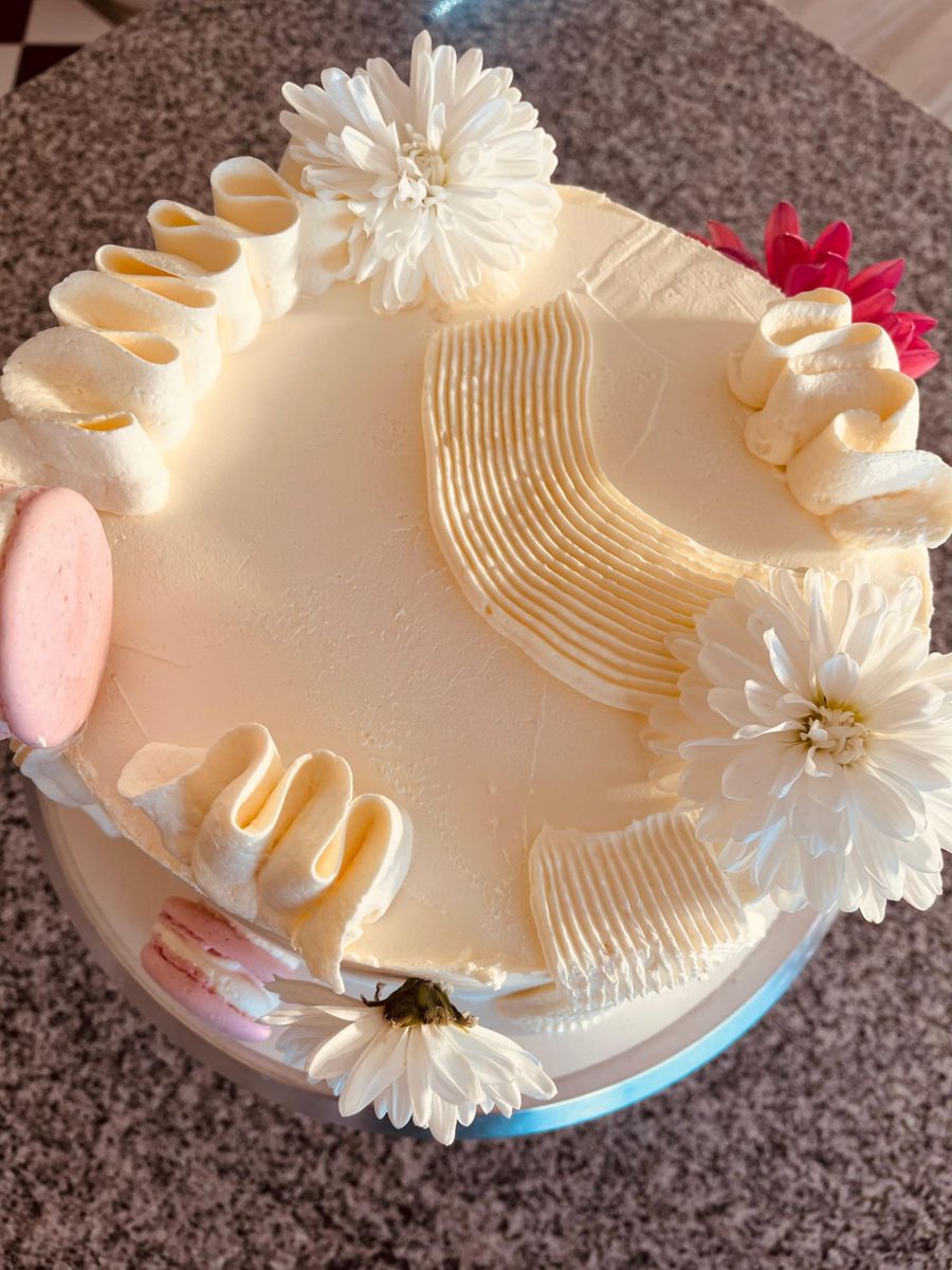 Torta decorada con flores