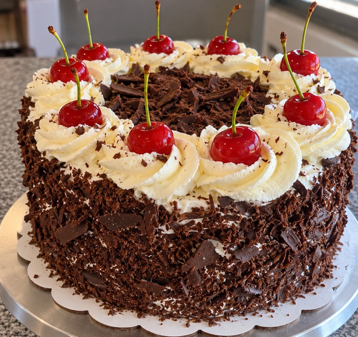 Torta Selva Negra con cerezas brillantes.png